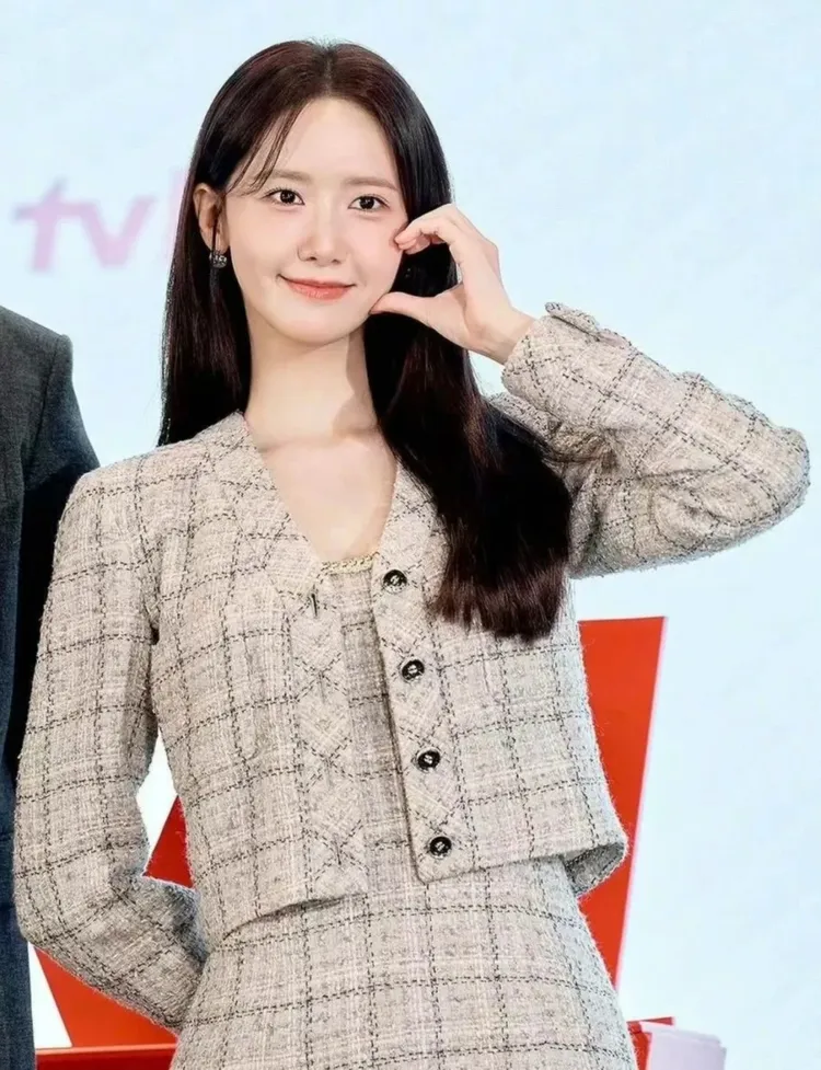 潤娥以米杏色的毛呢套裝搭配Qeelin Wulu Eternity鑽石耳環與戒指。品牌提供