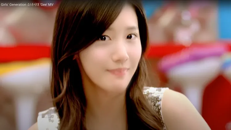 粉絲大讚潤娥與16年前的《Gee》mv中長得一模一樣。翻攝SMTOWN Youtube