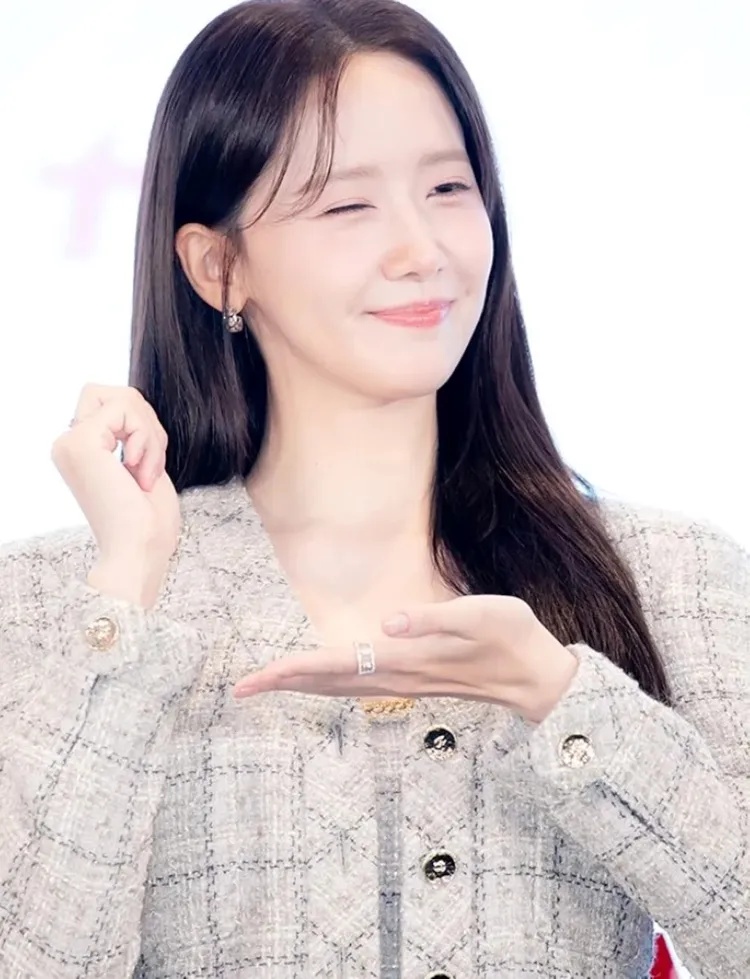 潤娥以米杏色的毛呢套裝搭配Qeelin Wulu Eternity鑽石耳環與戒指。品牌提供