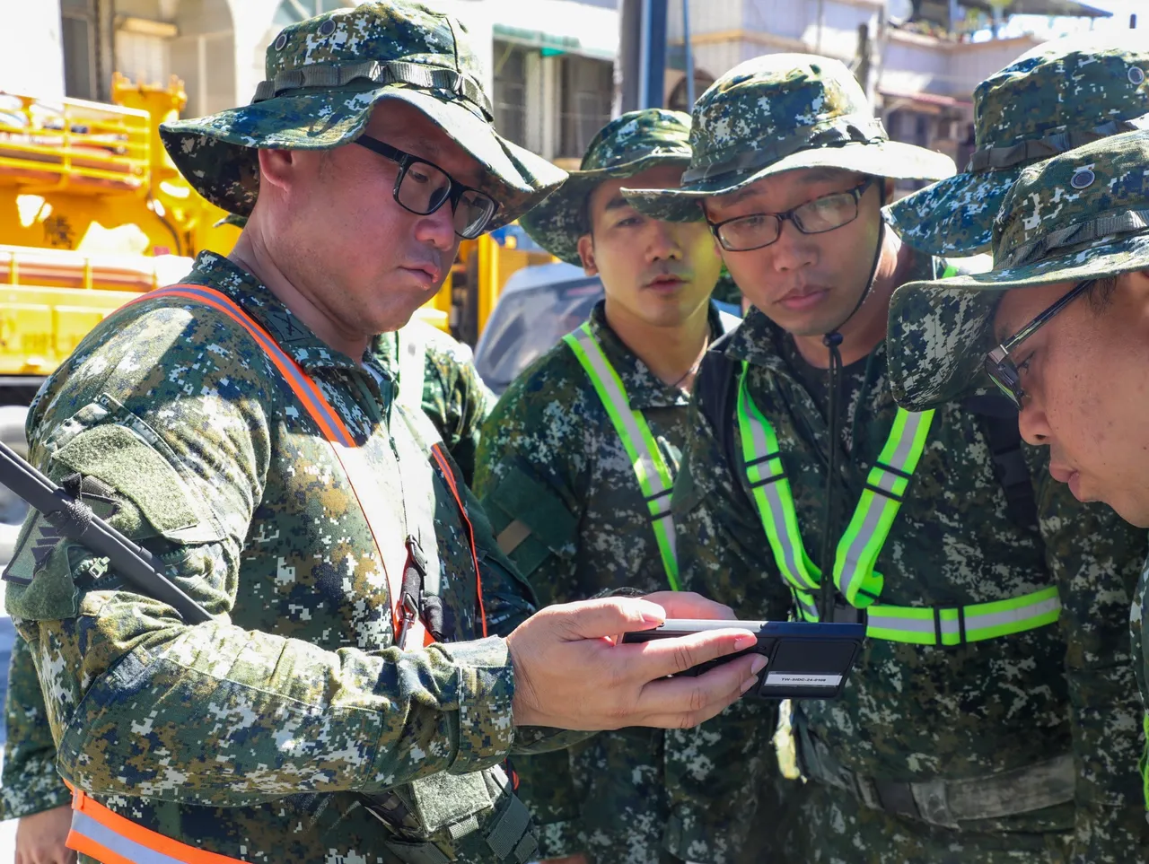 国军官兵运用TAK手机于图上标绘灾区情形,整合救灾资讯,建立救灾共同图像。陆军司令部提供