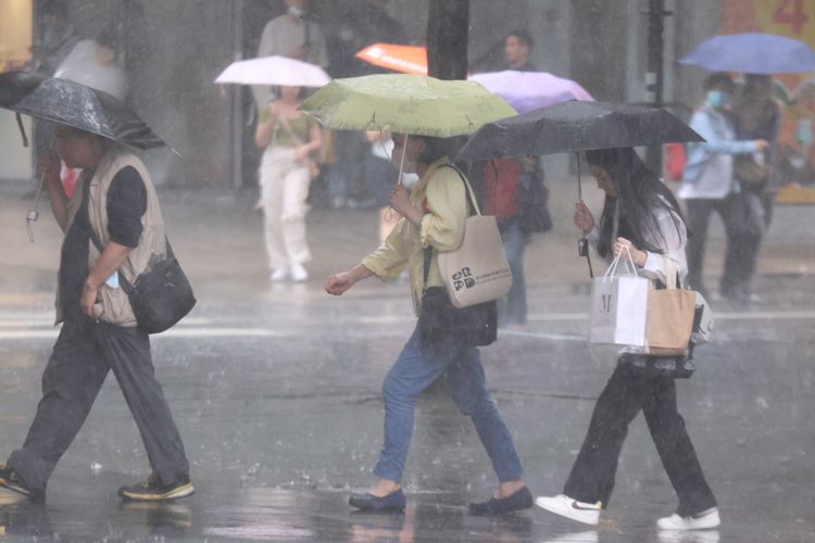午後對流旺盛　11縣市國家警報響！大雨來轟炸了