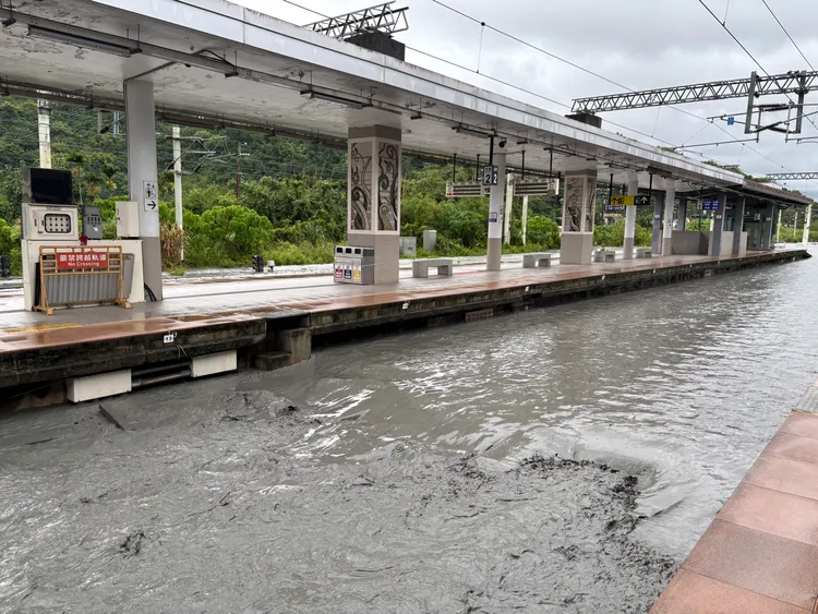 马太鞍溪泥流强毁光复市区　水淹光复车站铁轨！花东铁路中断