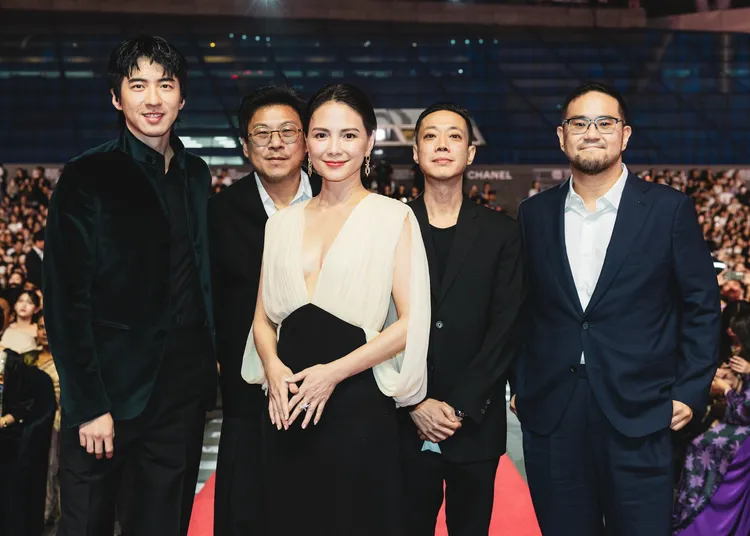 《回魂計》出席30th BIFF釜山影展開幕紅毯盛典，左起：傅孟柏、導演許肇任、李心潔、製作人楊庭愷、導演陳正道。Netflix提供