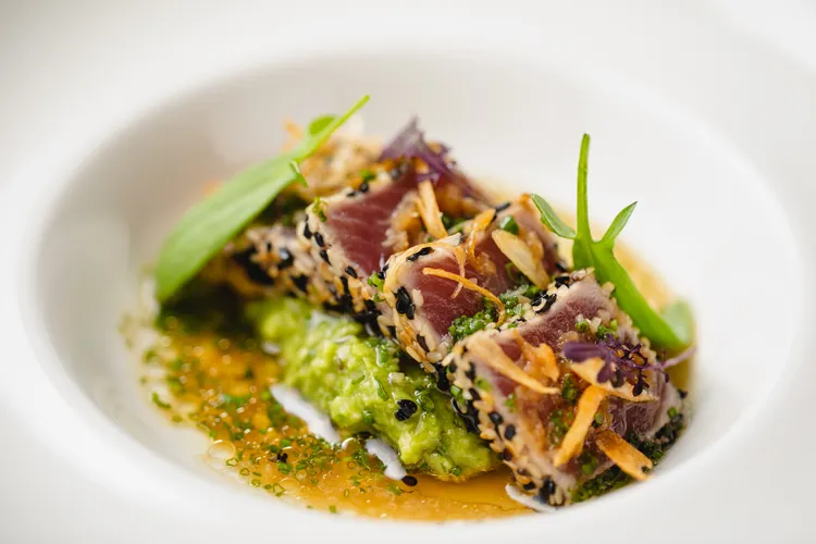 台北W飯店的香料鮪魚／酪梨泥／紅蔥醬在美食市集也吃得到。業者提供