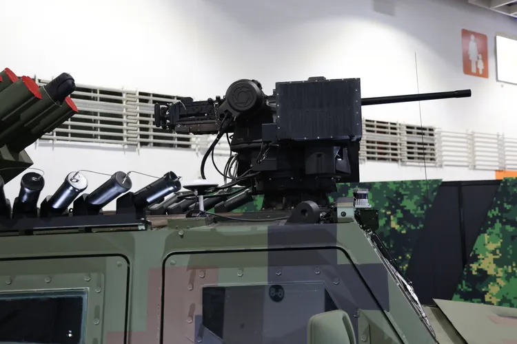 國防部研製的電動無人自駕偵打戰術輪車，車頂配備12.7公厘遠端遙控槍塔。李俊毅攝
