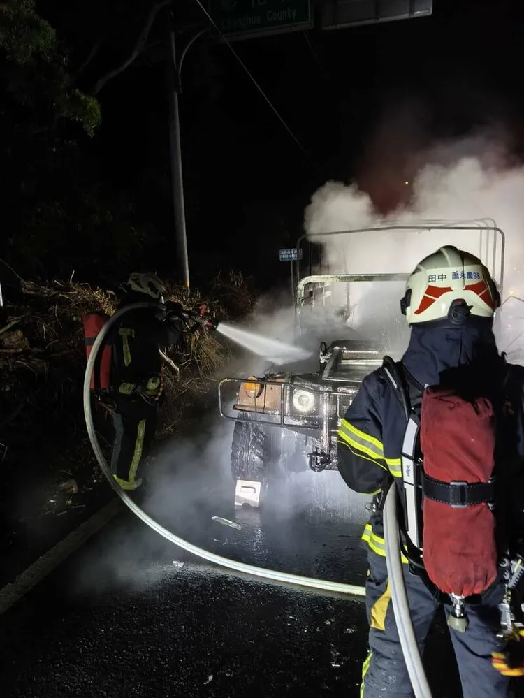 軍用悍馬車路邊不明原因起火，燒到只剩骨架，所幸無人受傷。民眾提供