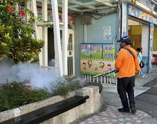 大溪老街營業中 防疫員突噴藥滅蟑!「小強狂飛竄」嚇壞遊客