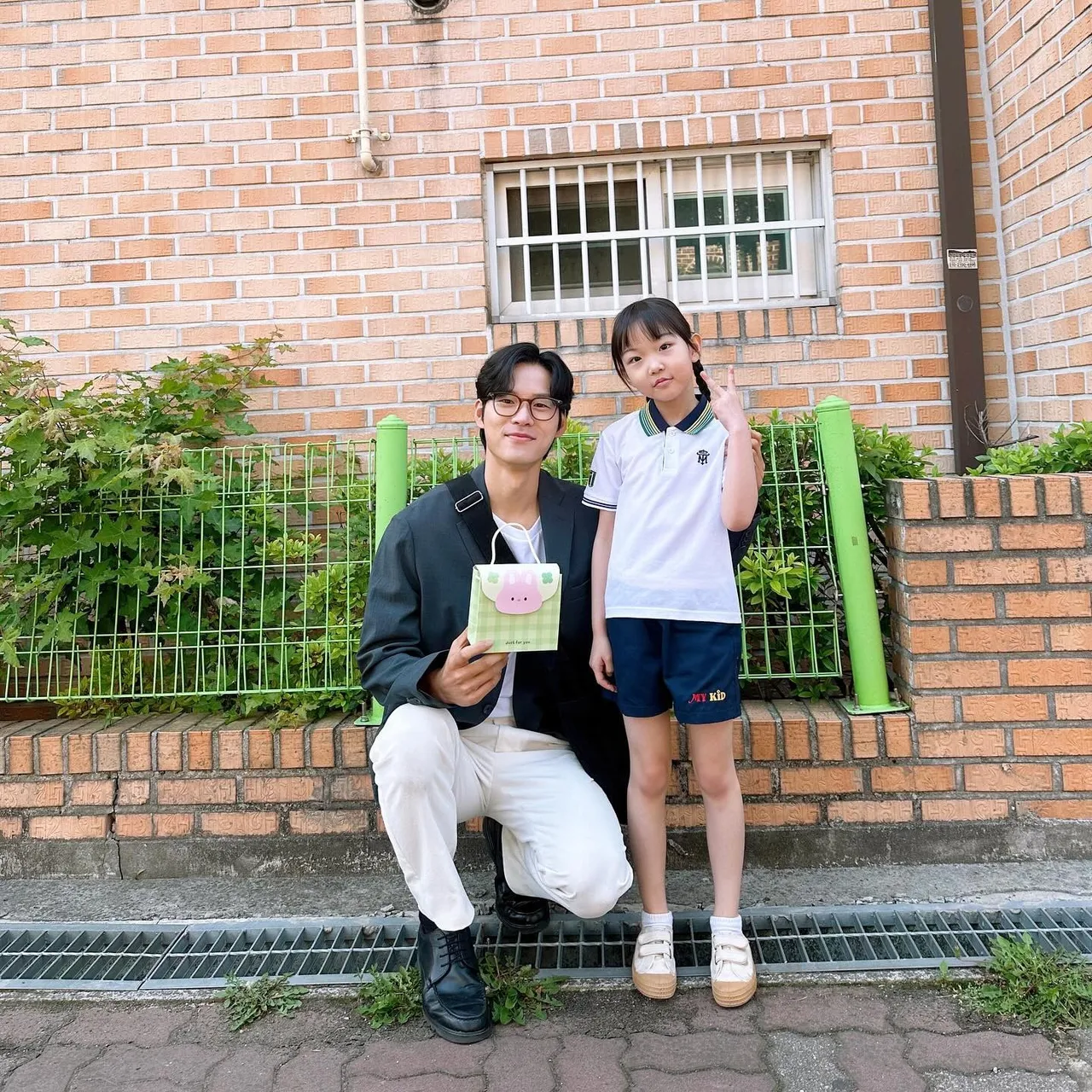 尹池温(左)在《妈妈朋友的儿子》饰演暖父记者。翻摄尹池温IG