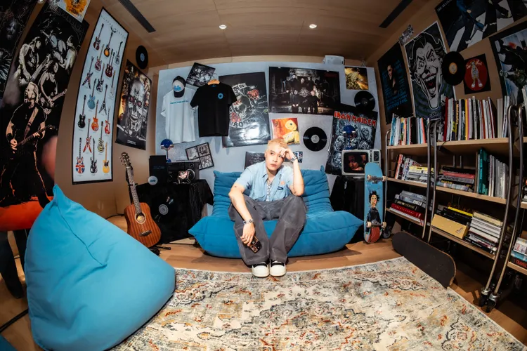 周湯豪以即將推出的首張全搖滾概念專輯《為靈感，將店內打造成復古龐克搖滾風。環球音樂提供