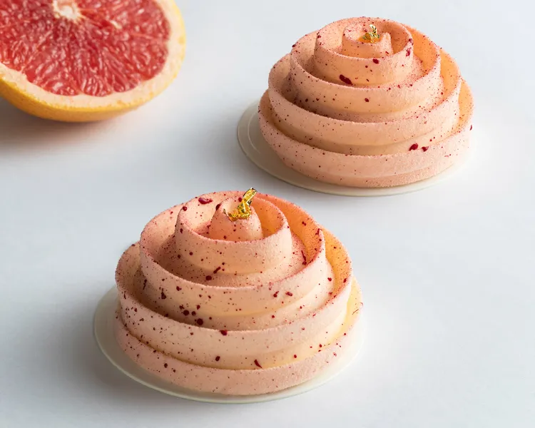 葡萄柚起司蛋糕的特殊之處，在於連皮帶肉使用了整顆葡萄柚，帶些柑橘皮的特殊香氣，果香更完整馥郁。業者提供