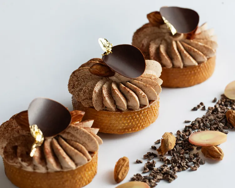 榛果巧克力香料焦糖塔的內餡中，加入了榛果、辛香料等，讓巧克力的香甜更為深邃悠遠。業者提供