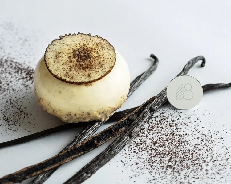 100% VANILLE極致香草從內餡到蛋糕體都使用了滿滿的香草籽，奶香四溢，但卻質地清爽不膩。業者提供