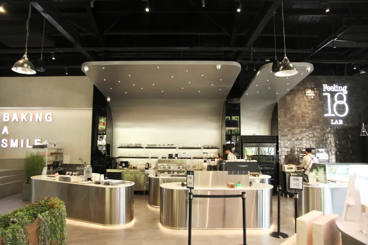 Feeling18 LAB烘焙研究所外觀就像是是實驗室，但提供的卻是做工精緻的各式冷藏法式甜點和伴手禮。業者提供