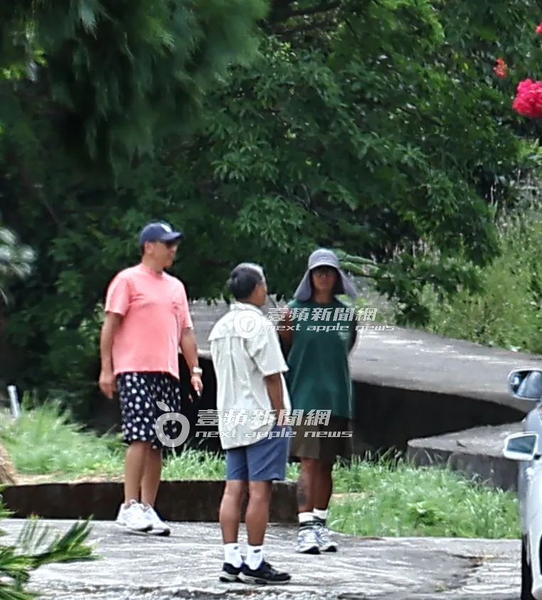 具俊曄(右)和Michael及友人四處觀賞聊天。特勤中心攝
