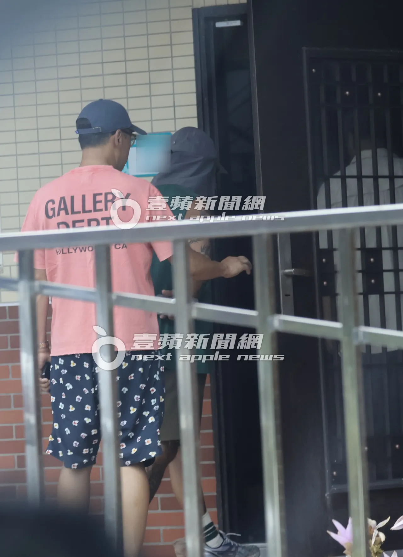具俊曄走在前頭,和Michael進入屋內。特勤中心攝