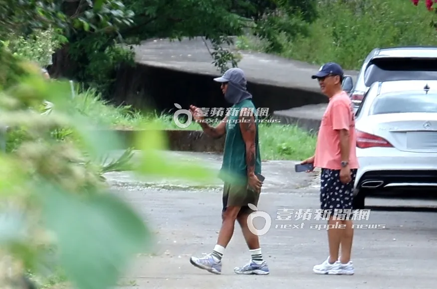 具俊曄(左)和Michael走到別墅外研究環境。特勤中心攝