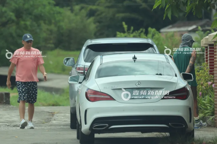 具俊曄（右）和Michael走進一旁別墅，裡頭還有庭院。特勤中心攝