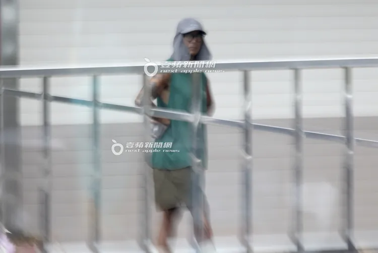 具俊曄在別墅外插腰散心。特勤中心攝