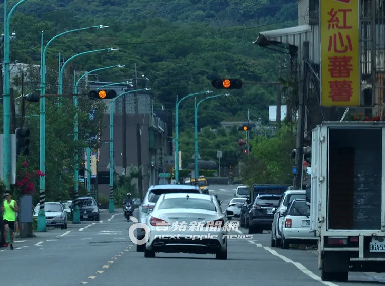 具俊曄開237萬元賓士CLA 250到金山市區覓食。特勤中心攝