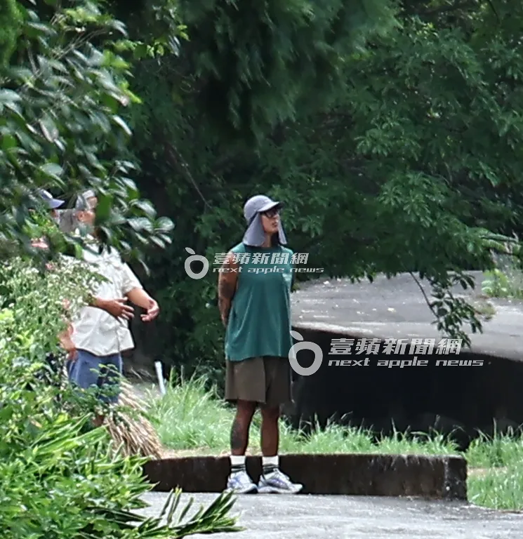 具俊曄看向金寶山上的大S墓園。特勤中心攝