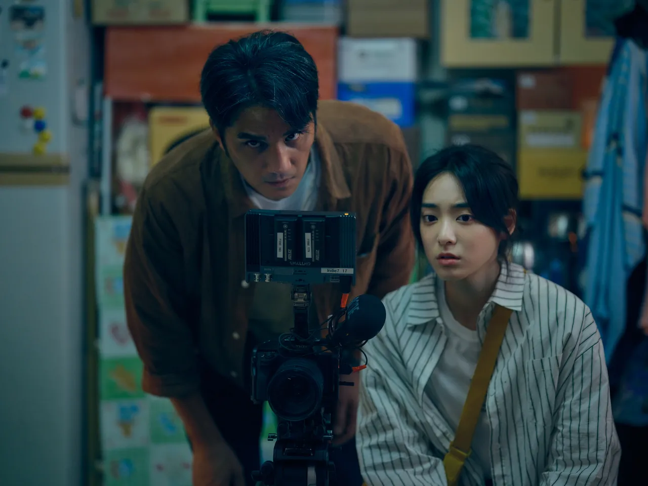 江齐(右)与暴雨杀人魔曾敬骅在梦中关系暧昧。Netflix提供