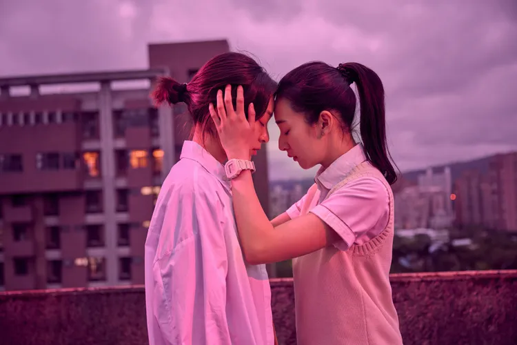 李沐（右）不斷「入夢」糾纏江齊。Netflix提供