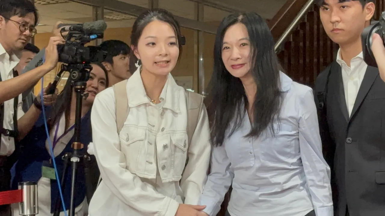 北院裁定应晓薇维持交保,在女儿应佳妤陪同下离开北院。邱筠媜摄