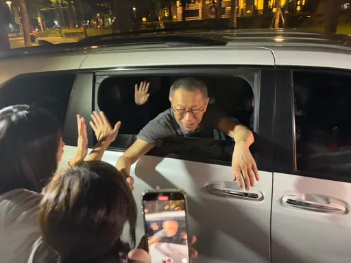 柯文哲維持交保離開北院!隔車窗與民眾握手 小草一路狂吼「阿北加油」