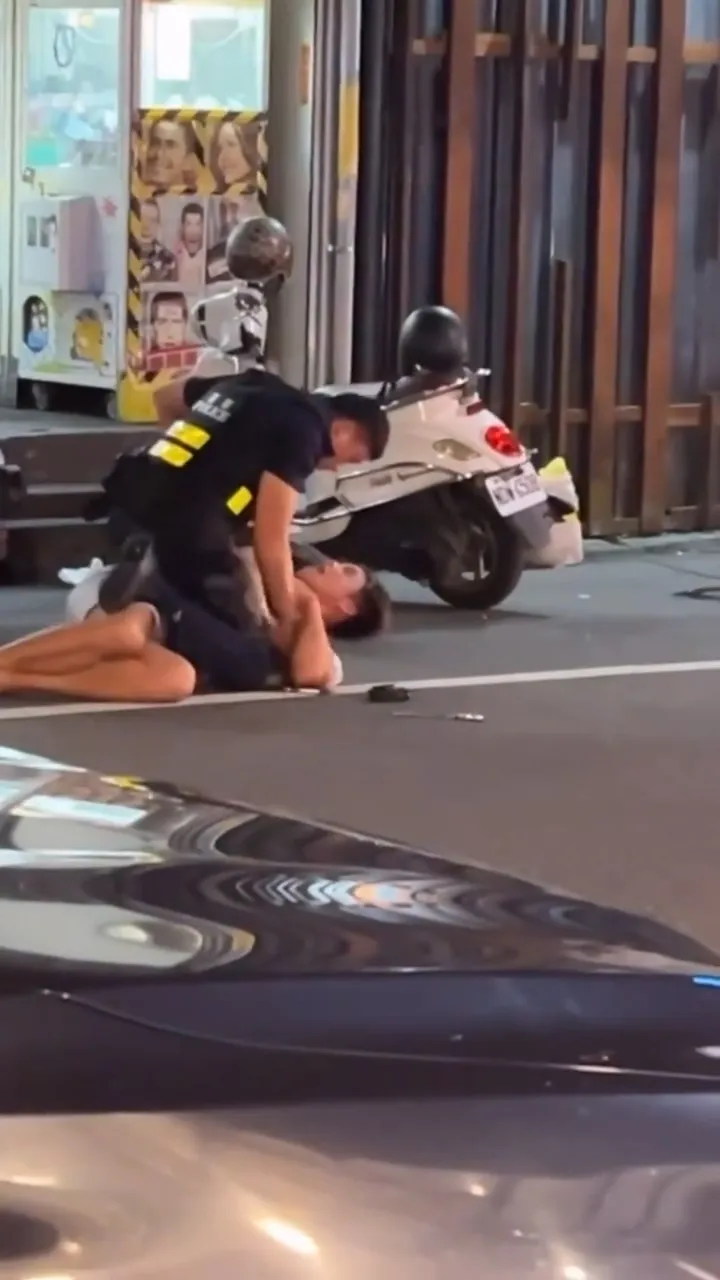 警員將醉男過肩摔壓制在地。翻攝「爆料公社」