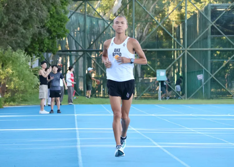 從金華國中板凳球員，到被發掘耐力天賦、投入成淵高中田徑隊，李翰暄靠跑步找到舞台，也為自己與家庭開啟一條新的人生道路。莊宗達攝