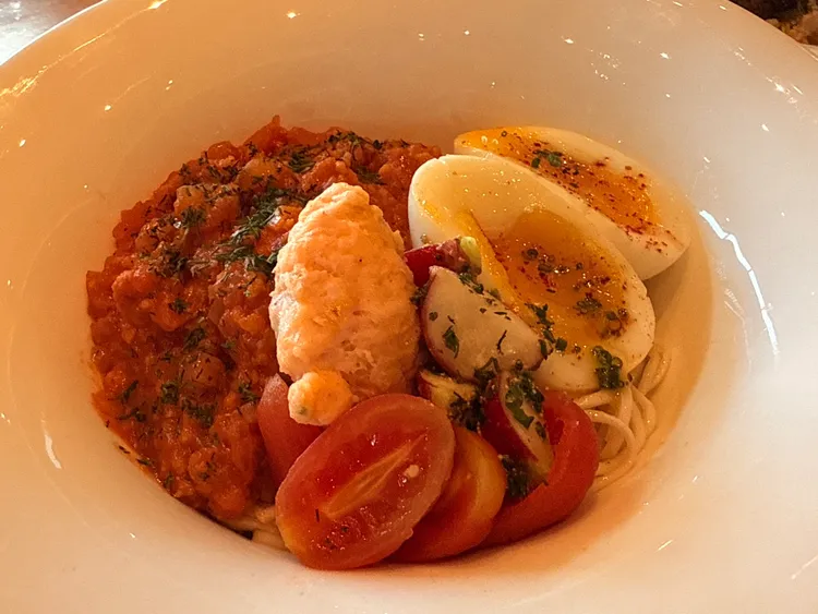 天婦羅炸蝦番茄手工細麵（天婦羅炸蝦／茴香酒／烏魚子醬／溏心蛋）。陳揚盛攝