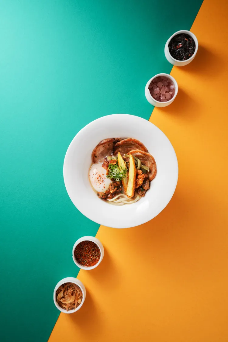 焦香叉燒湯麵（香料炸玉米／酸黃瓜／培根醬／溫泉蛋）。業者提供