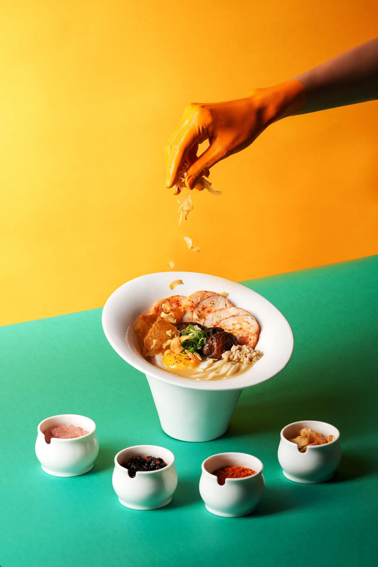 鸡白汤龙蒿奶香手工面(香料鸡肉卷/炭烤香菇/酥炸鸡皮/太阳蛋)。业者提供