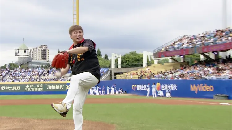 胡瓜開球。民視提供