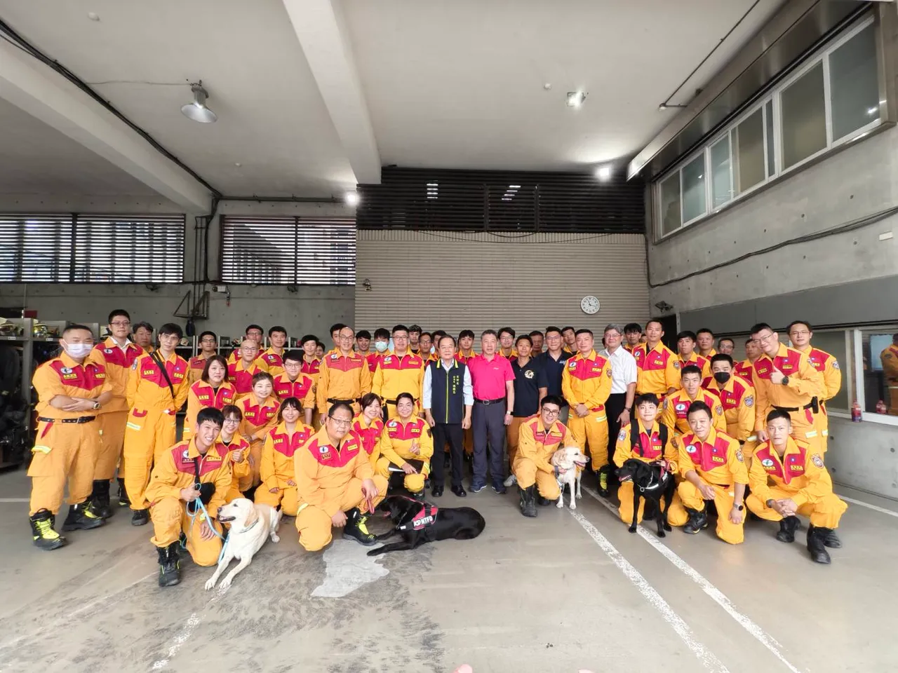 新北市消防局副局长陈国忠与新北、花莲及台东等3地消防局参与演练特搜人员合照。消防局提供