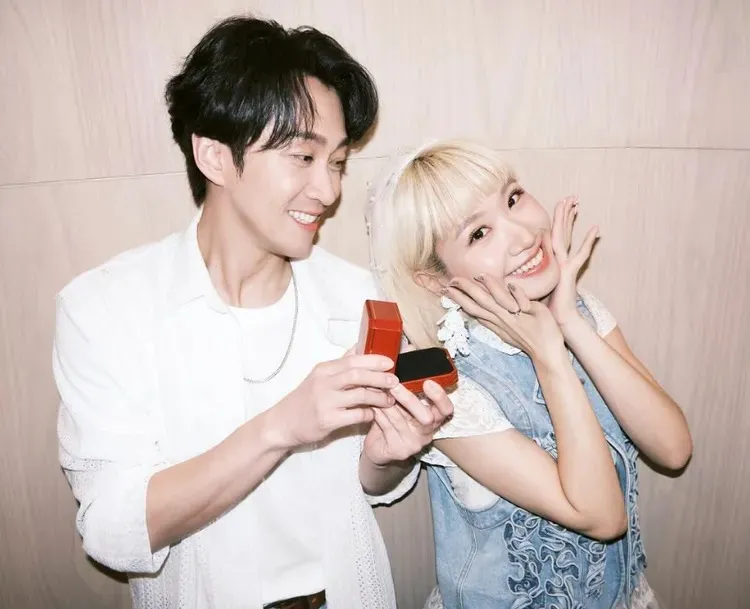 陈汉典(左)、Lulu突抛红色炸弹。翻摄自Lulu IG
