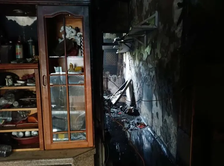 屋內1樓客廳裝設住警器發揮作用狂響，屋主逃出但兒子卻不幸喪命。民眾提供