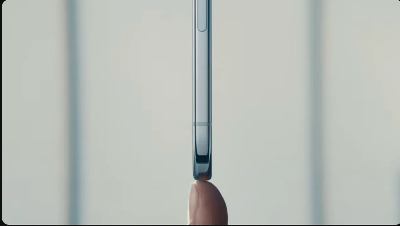 强调仅有5.6mm厚度机身,并使用钛金属材质打造。Apple发表会