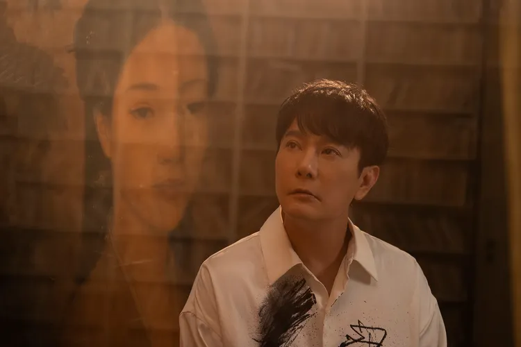 張信哲MV宛如藝術沙龍。潮水音樂提供