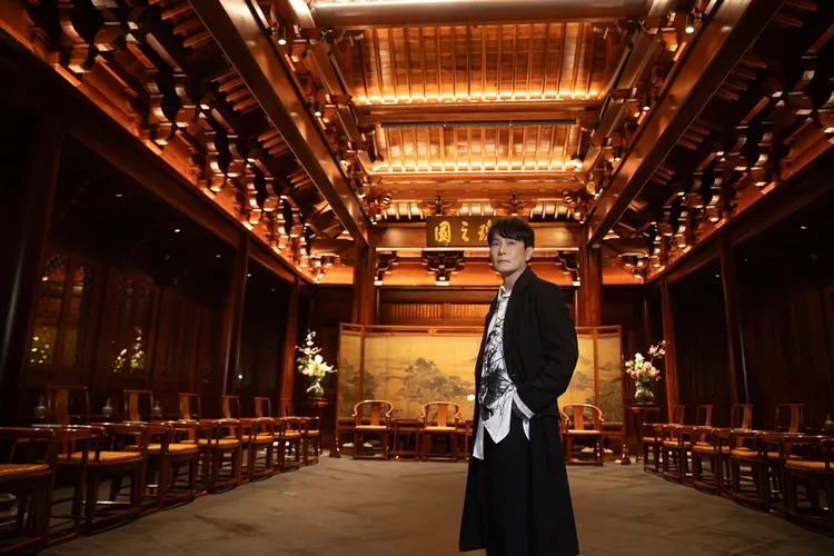 張信哲稱為在上海博物館東館拍攝的華人第一人。潮水音樂提供