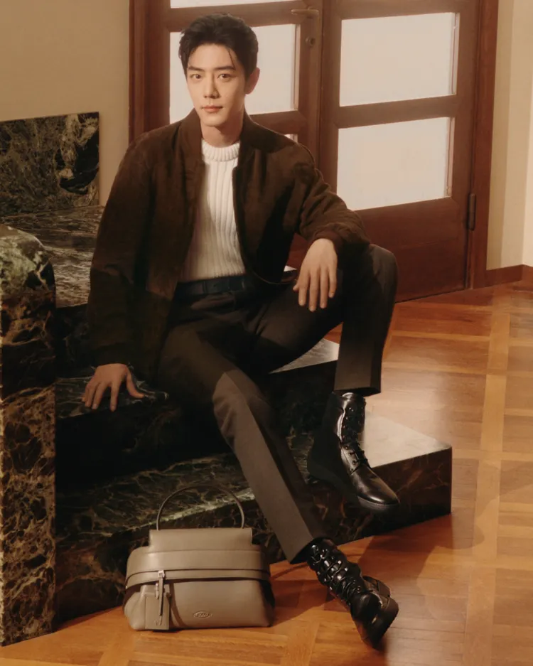  肖戰以深色造型搭配WAVE手提肩背包。品牌提供