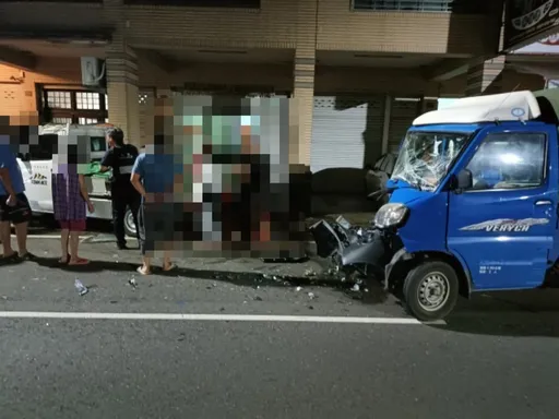 小貨車刷路邊一排路邊汽機車!酒測值竟這麼高 駕駛這下慘了