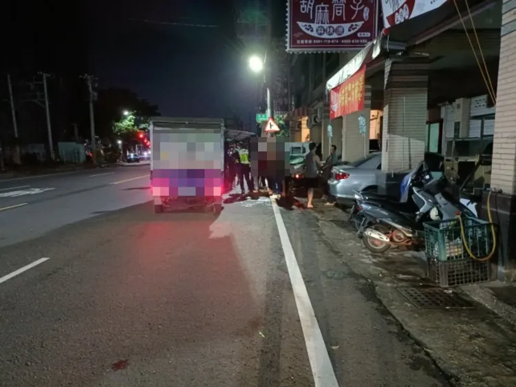 小貨車司機酒駕撞到路邊4部汽機車。翻攝畫面