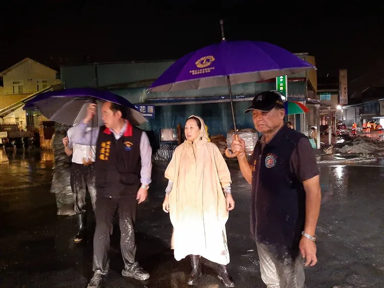 縣長徐榛蔚晚間前往光復重災區勘災。縣府提供