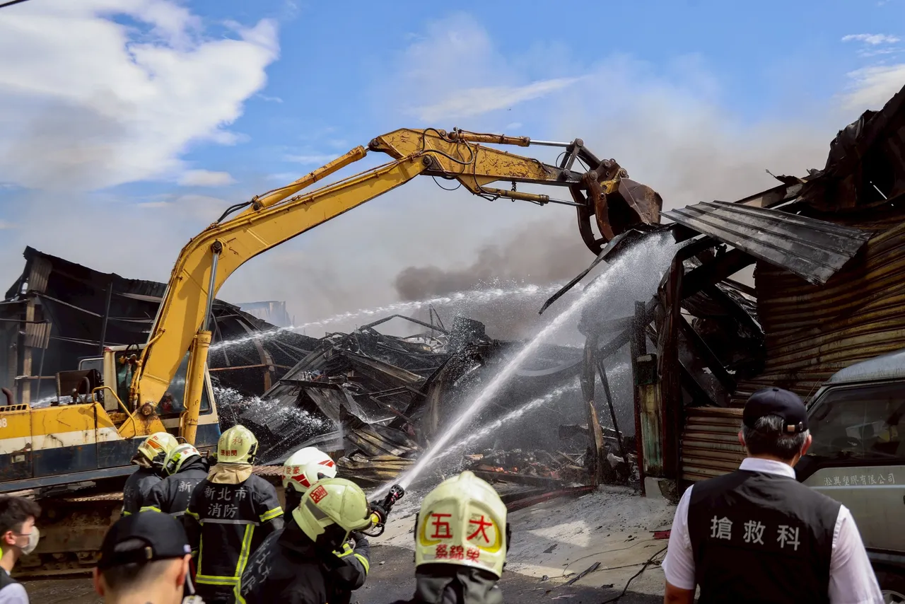 树林西圳街巷内连栋工厂火警燃烧面积约400坪,起火原因仍有待调查厘清。市府提供