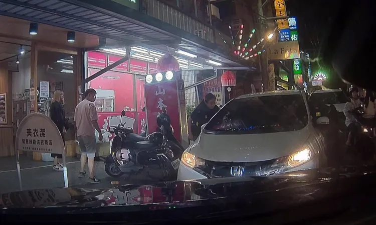 警方攔查違停侵占車，引來民眾圍觀。民眾提供