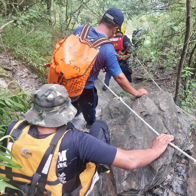 印尼外籍生溺水，警消急救員。翻攝畫面
