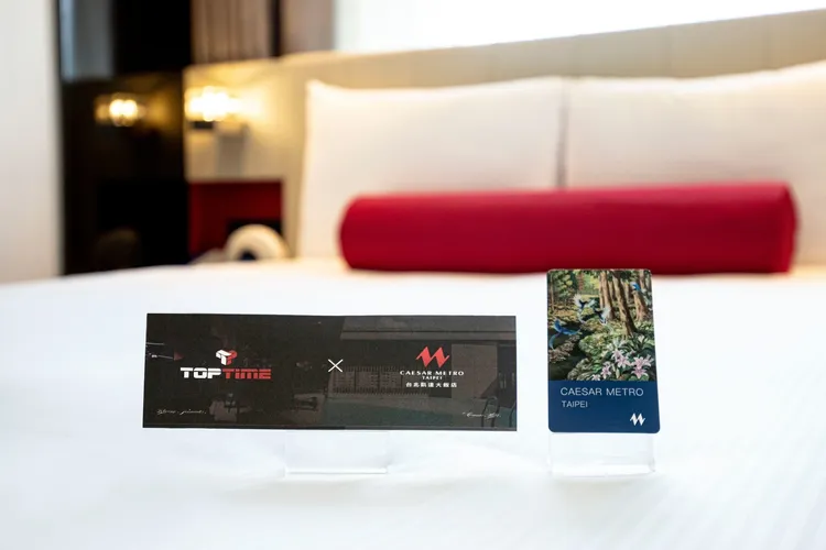 台北凱達大飯店攜手TopTime推出「飆速T1」住房專案，精緻雙人房每晚2688元起，入住贈賽車模擬體驗券，憑房卡再享模擬賽車方案9折優惠。台北凱達大飯店提供