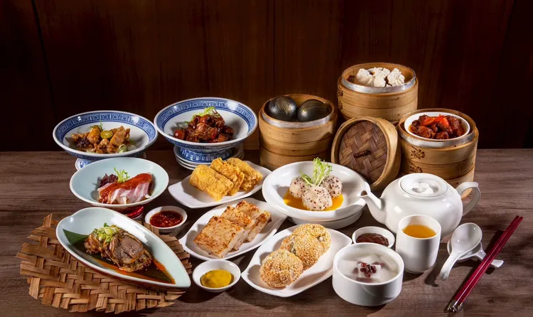 台北凱達大飯店館內家宴中餐廳同步推出「美饌港點吃到飽」專案，即日起至10月底，於周一、二午餐限定登場，提供多達50道港點與中式料理任你點。台北凱達大飯店提供