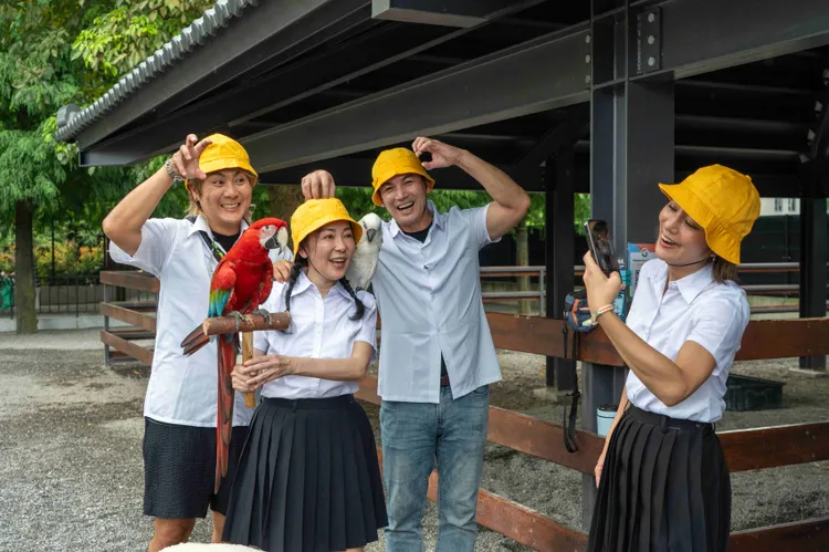 況明潔擔任第一天導遊，帶領大家重溫童年回憶。東森綜合台提供